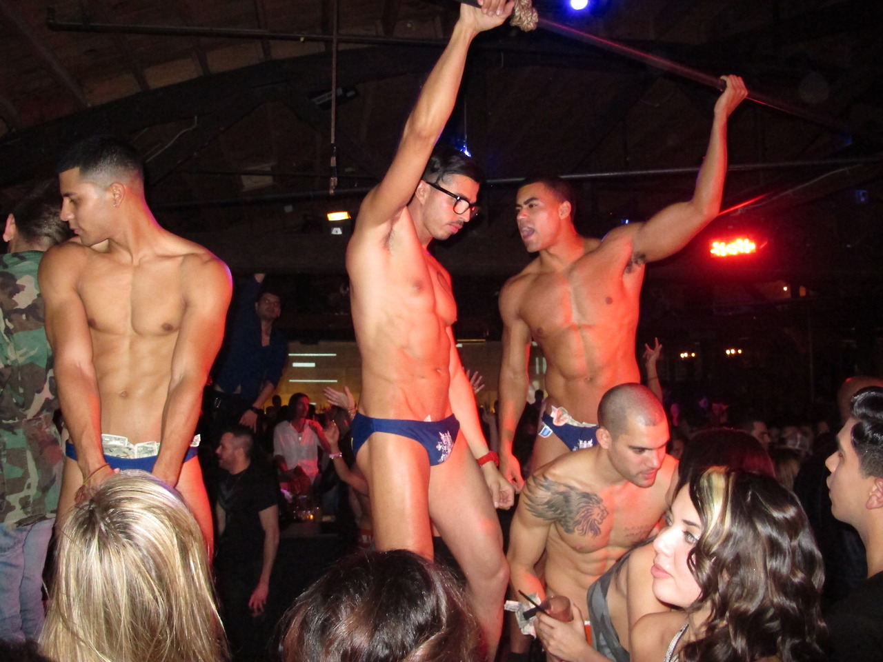 порно в ночном клубе для геев фото 50